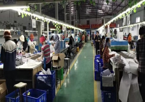 Khu vực cắt da - xưởng sản xuất Vĩnh Hòa